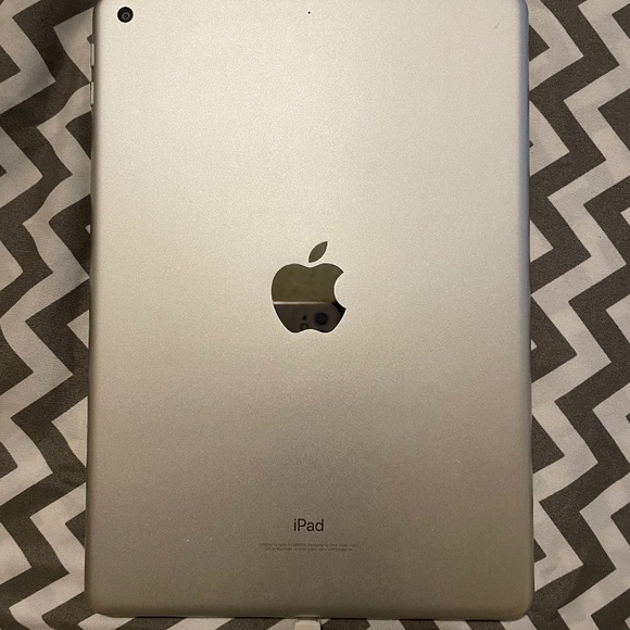 Ipad 6th generation - Picture 1 of 4